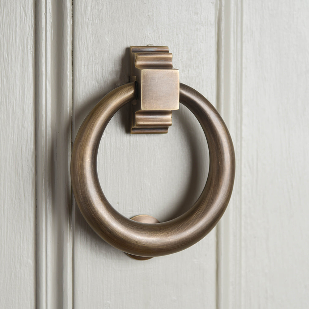 http://www.willowandstone.co.uk/cdn/shop/products/hoop-door-knocker-light-brass.jpg?v=1644425302