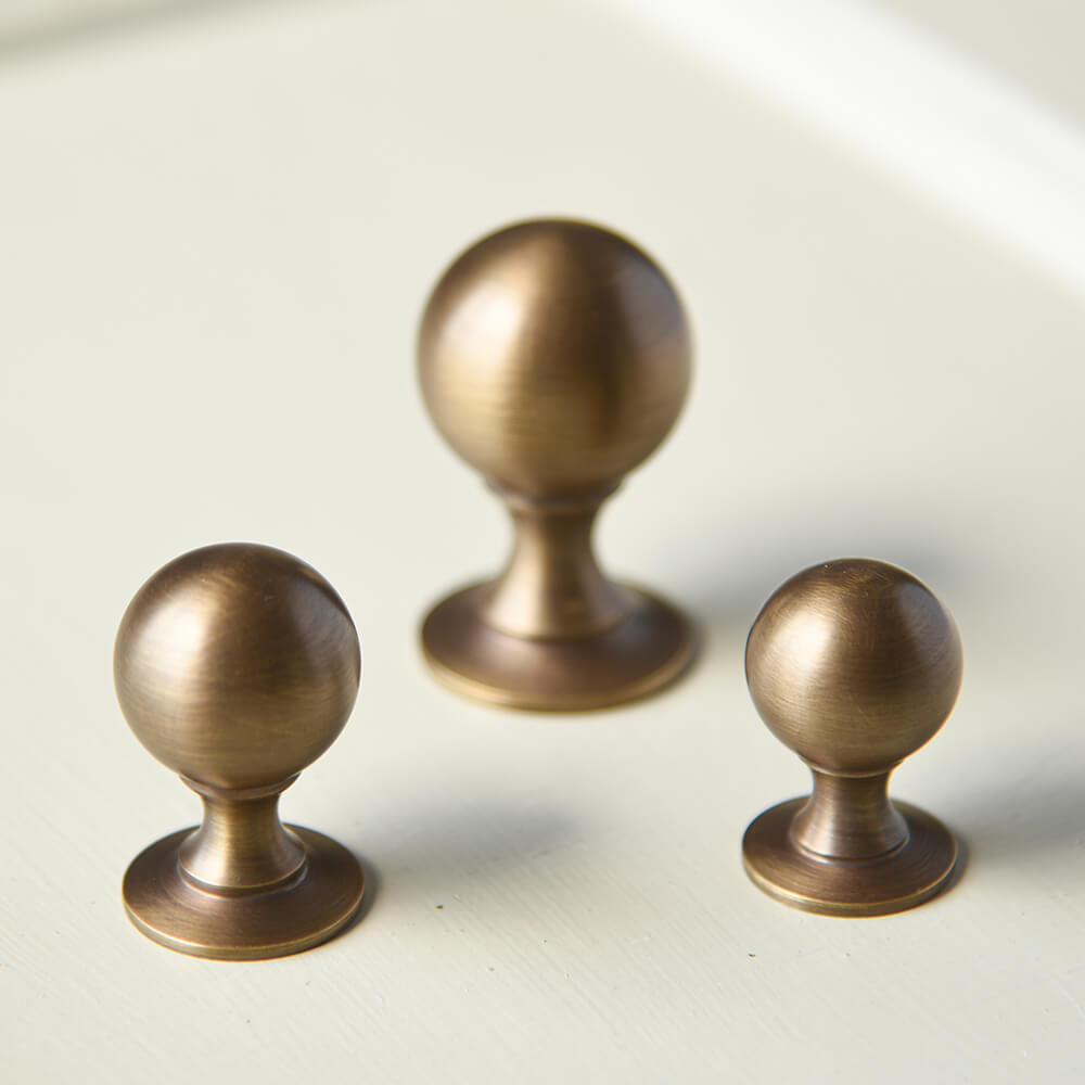 Light-Antique-Brass-Penrose-Cabinet-Knobs-3-sizes