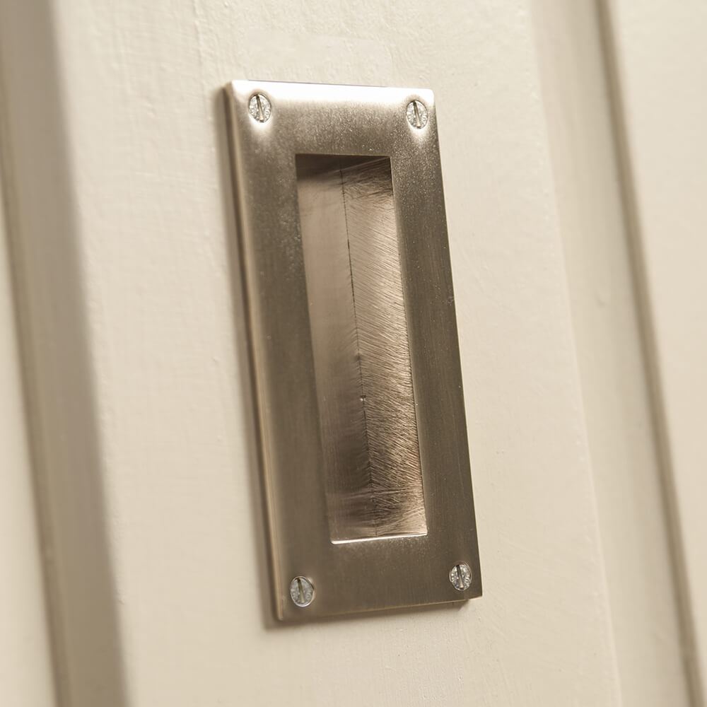 Rectanular pull handle with a flush recess for fingers