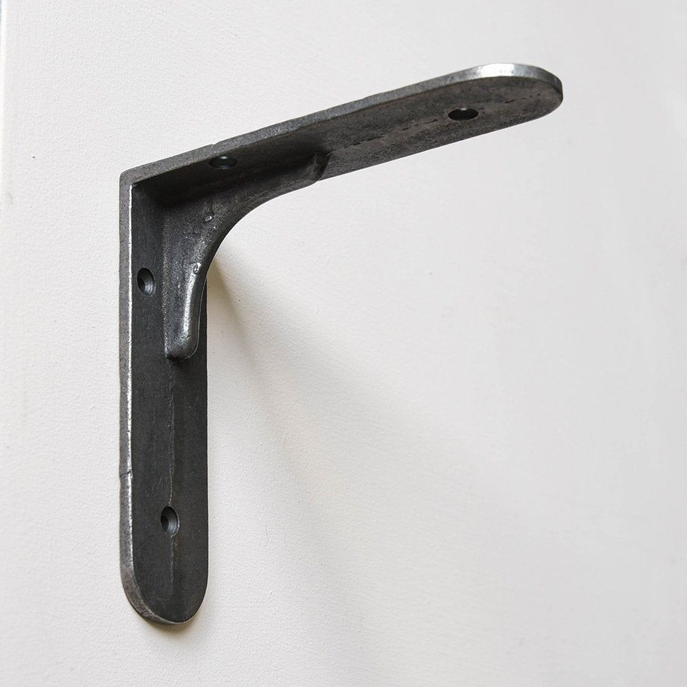 https://www.willowandstone.co.uk/cdn/shop/products/storeroom-shelf-bracket-cast-iron-below-view_1400x.jpg?v=1641904318
